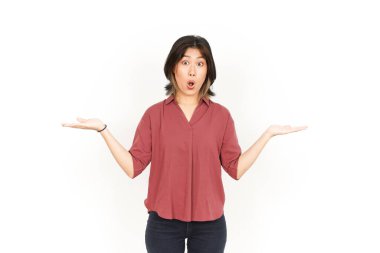 Beyaz arka planda izole edilmiş güzel Asyalı Kadın Açık Avuç 'ta İki Ürün Gösteriliyor