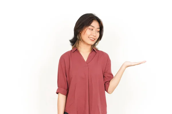 Toont Presenteert Product Open Palm Van Mooie Aziatische Vrouw Geïsoleerd — Stockfoto