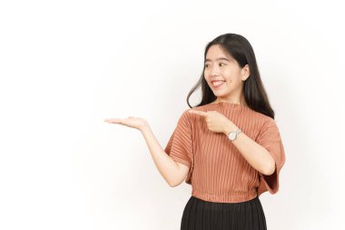 Beyaz arka planda tecrit edilmiş güzel Asyalı Kadın Açık Avuç 'ta Ürünleri Gösterme ve Sunma