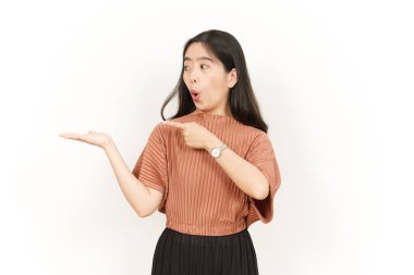 Beyaz arka planda tecrit edilmiş güzel Asyalı Kadın Açık Avuç 'ta Ürünleri Gösterme ve Sunma