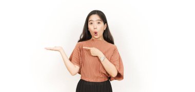 Beyaz arka planda tecrit edilmiş güzel Asyalı Kadın Açık Avuç 'ta Ürünleri Gösterme ve Sunma