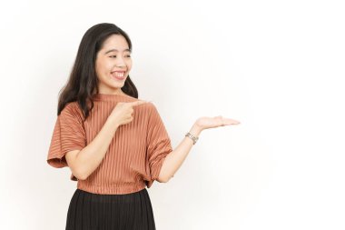 Beyaz arka planda tecrit edilmiş güzel Asyalı Kadın Açık Avuç 'ta Ürünleri Gösterme ve Sunma