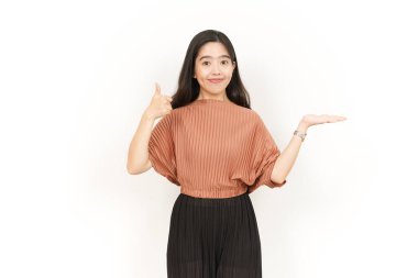 Beyaz arka planda tecrit edilmiş güzel Asyalı Kadın Açık Avuç 'ta Ürünleri Gösterme ve Sunma