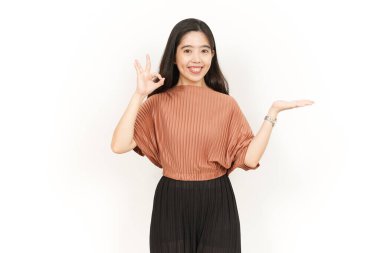 Beyaz arka planda tecrit edilmiş güzel Asyalı Kadın Açık Avuç 'ta Ürünleri Gösterme ve Sunma