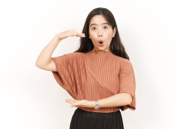 Beyaz arka planda tecrit edilmiş güzel bir Asyalı kadının Büyük İşaret Ürününü Ölçüyor ve Gösteriyor