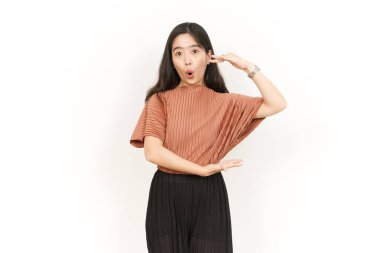 Beyaz arka planda tecrit edilmiş güzel bir Asyalı kadının Büyük İşaret Ürününü Ölçüyor ve Gösteriyor