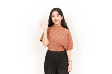 Selam, Beyaz Arkaplanda İzole Edilmiş Güzel Asyalı Kadın 'a Selamlar veya El sallama