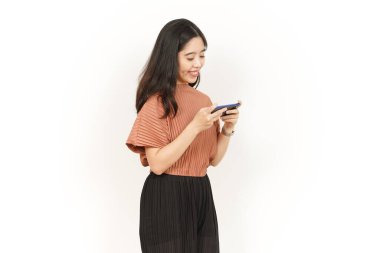 Beyaz arka planda izole edilmiş güzel Asyalı kadının akıllı telefonuyla oyun oynuyoruz.
