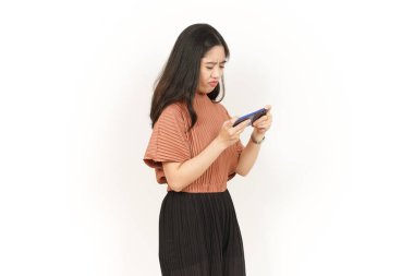 Beyaz arka planda izole edilmiş güzel Asyalı kadının akıllı telefonuyla oyun oynuyoruz.