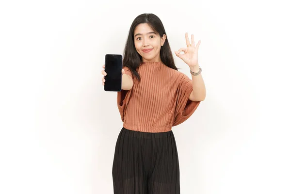 白に隔離された美しいアジアの女性のブランクスクリーンスマートフォンでアプリを表示し — ストック写真