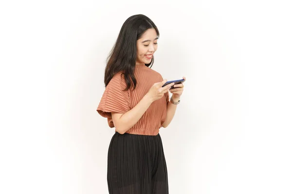 배경에 고립된 아름다운 아시아 여성의 스마트폰으로 게임을 — 스톡 사진