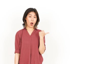 Beyaz Arkaplanda Güzel Asyalı Kadın Başparmağını kullanarak Ürün ve İşaret Tarafı Gösteriliyor
