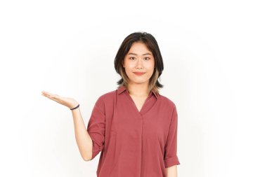 Beyaz arka planda tecrit edilmiş güzel Asyalı Kadın Açık Avuç 'ta Ürünleri Gösterme ve Sunma