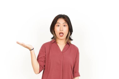 Beyaz arka planda tecrit edilmiş güzel Asyalı Kadın Açık Avuç 'ta Ürünleri Gösterme ve Sunma