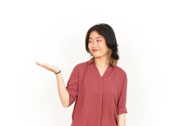 Beyaz arka planda tecrit edilmiş güzel Asyalı Kadın Açık Avuç 'ta Ürünleri Gösterme ve Sunma