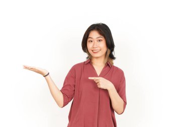 Beyaz arka planda tecrit edilmiş güzel Asyalı Kadın Açık Avuç 'ta Ürünleri Gösterme ve Sunma