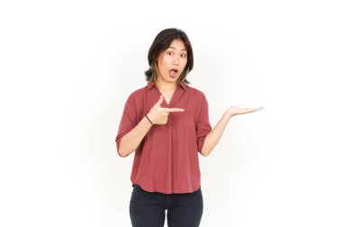 Beyaz arka planda tecrit edilmiş güzel Asyalı Kadın Açık Avuç 'ta Ürünleri Gösterme ve Sunma