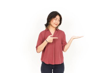 Beyaz arka planda tecrit edilmiş güzel Asyalı Kadın Açık Avuç 'ta Ürünleri Gösterme ve Sunma