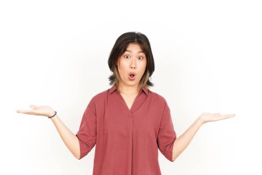 Beyaz arka planda izole edilmiş güzel Asyalı Kadın Açık Avuç 'ta İki Ürün Gösterip Sunuyor