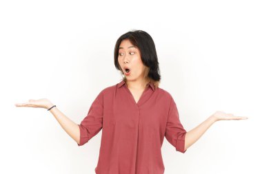 Beyaz arka planda izole edilmiş güzel Asyalı Kadın Açık Avuç 'ta İki Ürün Gösterip Sunuyor