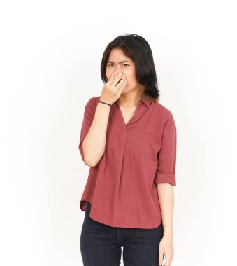 Beyaz arka planda yalnız bırakılmış pis kokulu ve iğrenç bir Asyalı kadın kokusu alıyorum.