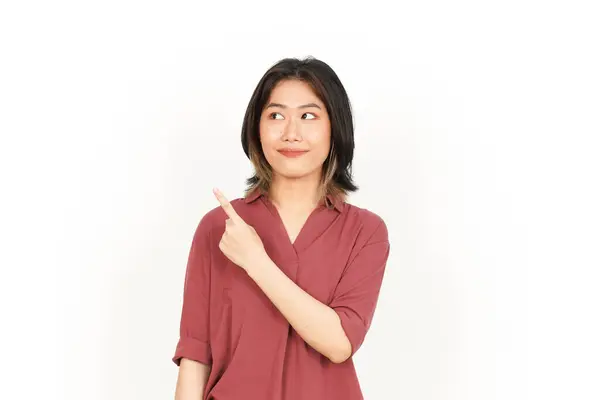 Mostrando Produto Apontando Lado Bela Mulher Asiática Isolada Fundo Branco — Fotografia de Stock