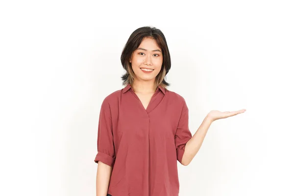 Toont Presenteert Product Open Palm Van Mooie Aziatische Vrouw Geïsoleerd — Stockfoto