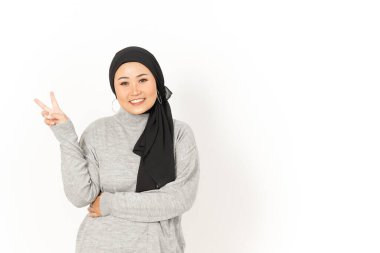 Beyaz arka planda başörtüsü takan güzel Asyalı Kadın 'ın Barış İşareti