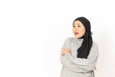 Beyaz arka planda tecrit edilmiş tesettürlü güzel Asyalı Kadın İfadesi