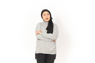 Beyaz arka planda tecrit edilmiş tesettürlü güzel bir Asyalı kadının jestini düşünüyorum.