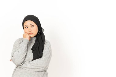 Beyaz arka planda tecrit edilmiş tesettürlü güzel bir Asyalı kadının jestini düşünüyorum.