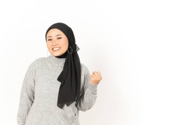 Evet, Beyaz Arkaplanda Başörtüsü Giyen Güzel Asyalı Kadının Heyecanlı Hareketi