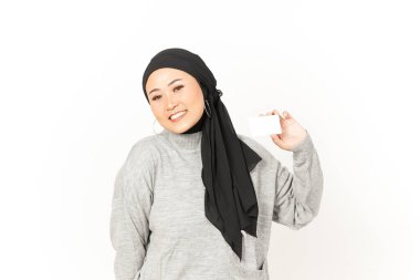 Beyaz Başörtüsü Giyen Güzel Asyalı Kadın 'ın Boş Kredi Kartı Tutuluyor ve Gösteriliyor