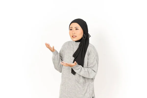 白い背景に隔離されたヒジャブを身に着けている美しいアジアの女性の混乱したジェスチャー — ストック写真