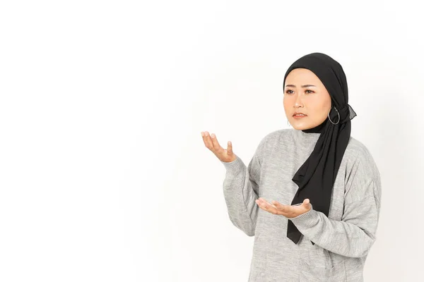 Verwirrte Geste Der Schönen Asiatin Hijab Isoliert Auf Weißem Hintergrund — Stockfoto