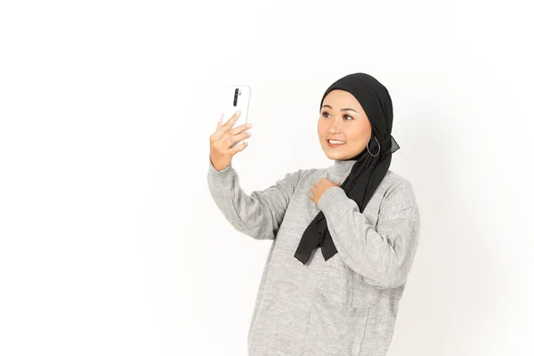 Videollamada Con Smartphone Hermosa Mujer Asiática Con Hijab Aislado Sobre —  Fotos de Stock