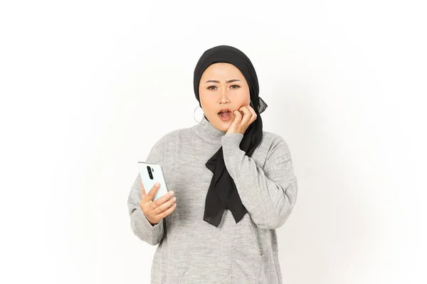 Utilizzando Telefono Preoccupato Bella Donna Asiatica Che Indossa Hijab Isolato — Foto Stock
