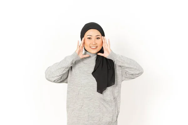 白い背景に隔離されたヒジャブを身に着けている美しいアジアの女性 — ストック写真