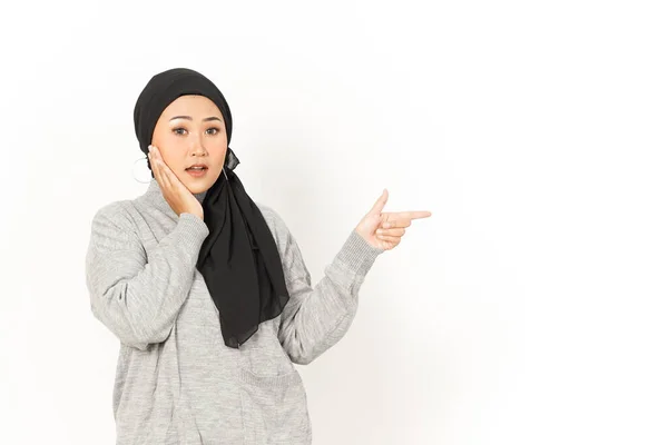 Указывая Сторону Красивой Азиатской Женщины Носящей Хиджаб Изолированный Белом Фоне — стоковое фото