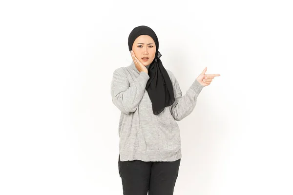 白い背景に隔離されたヒジャブを身に着けている美しいアジアの女性の脇を指す — ストック写真