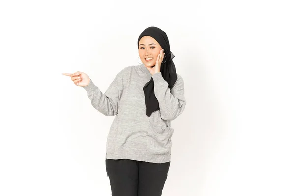 Odsuwając Bok Piękną Azjatkę Noszącą Hidżab Odizolowaną Białym Tle — Zdjęcie stockowe