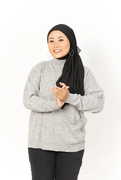 美丽的亚洲女人穿着Hijab与白色背景隔离的衣服 — 图库照片