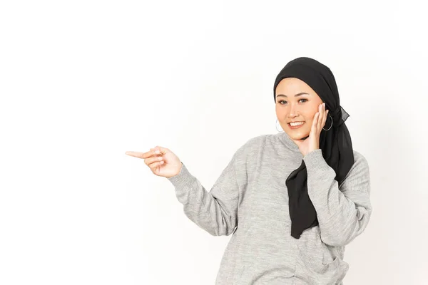 Указывая Сторону Красивой Азиатской Женщины Носящей Хиджаб Изолированный Белом Фоне — стоковое фото