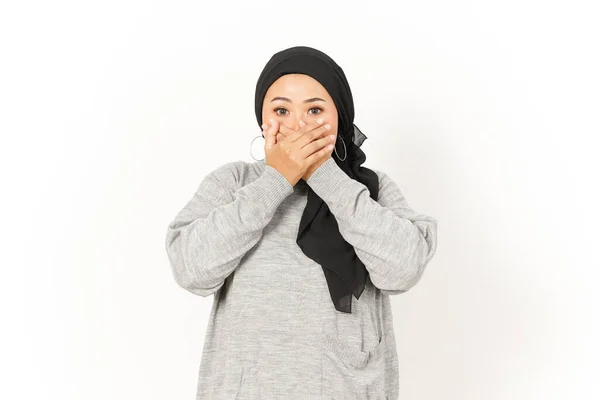 白い背景に隔離されたヒジャブを身に着けている美しいアジアの女性の口をカバー — ストック写真