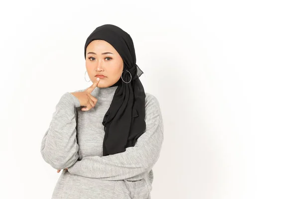 Pensando Gesto Bella Donna Asiatica Che Indossa Hijab Isolato Sfondo — Foto Stock