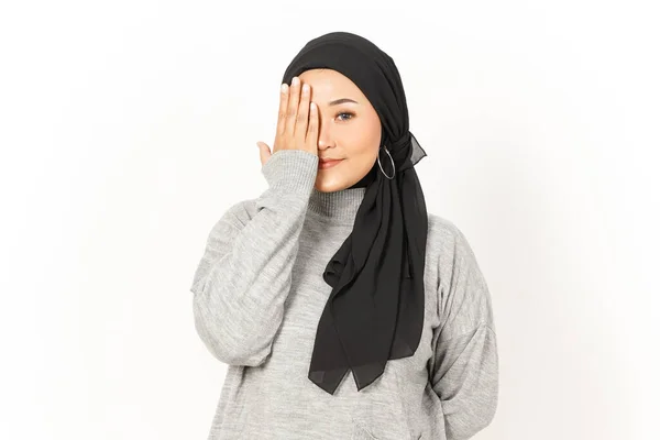白い背景に隔離されたヒジャブを身に着けている美しいアジアの女性の顔の半分をカバー — ストック写真