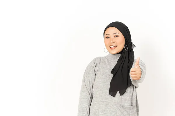 Mostrando Pulgares Hermosa Mujer Asiática Usando Hijab Aislado Sobre Fondo —  Fotos de Stock