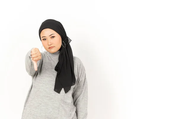 Показані Великі Пальці Вниз Красива Азіатка Хіджабі Ізольовані Білому Тлі — стокове фото