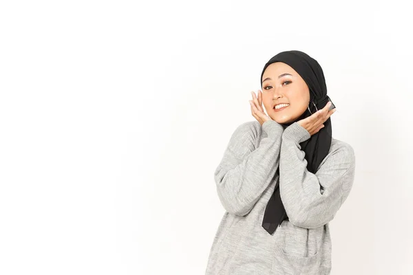 Úsměv Při Pohledu Kameru Krásné Asijské Ženy Sobě Hidžáb Izolované — Stock fotografie