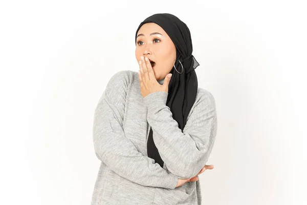 白い背景に孤立したヒジャブを身に着けている美しいアジア人女性のすごい顔の表情 — ストック写真